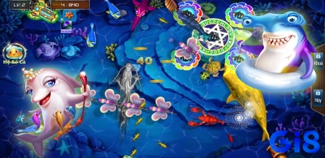 Giao diện game bắn cá nổ hũ với khu vực săn cá, bảng điều khiển và các chức năng như chọn súng, điều chỉnh đạn, sử dụng kỹ năng đặc biệt để tăng hiệu quả chơi