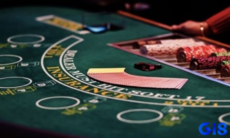 Cách chơi poker omaha tuân theo cấu trúc blinds tương tự Texas Hold'em