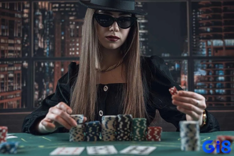 Vị trí dealer được thiết kế đặc biệt với không gian rộng hơn trộn bài nhanh chóng và đảm bảo tính ngẫu nhiên.
