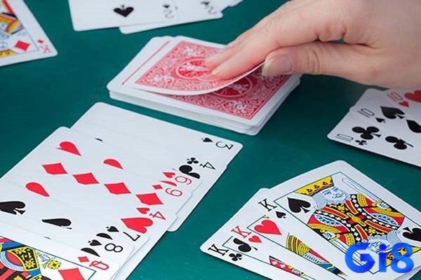 Phỏm là trò chơi tạo đánh và tạo phỏm theo quy định để ù bài