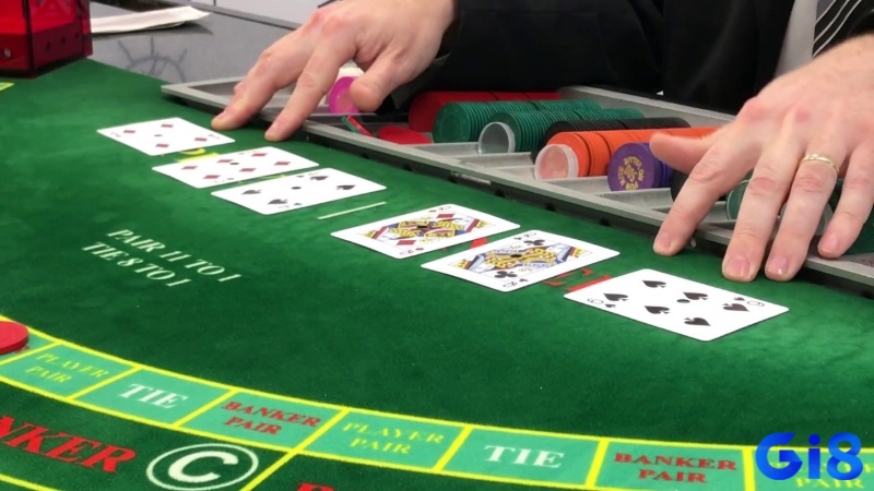 Hành động của Banker phụ thuộc vào giá trị lá bài thứ ba của Player theo quy luật rút bài Baccarat.