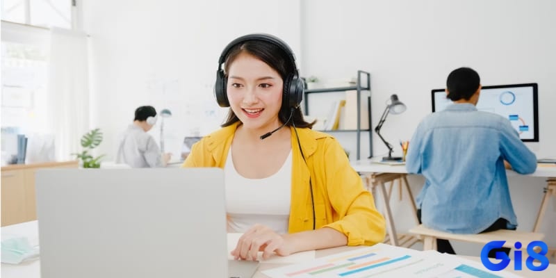 Nhân viên hỗ trợ khách hàng 24/7 trong cá cược trực tuyến