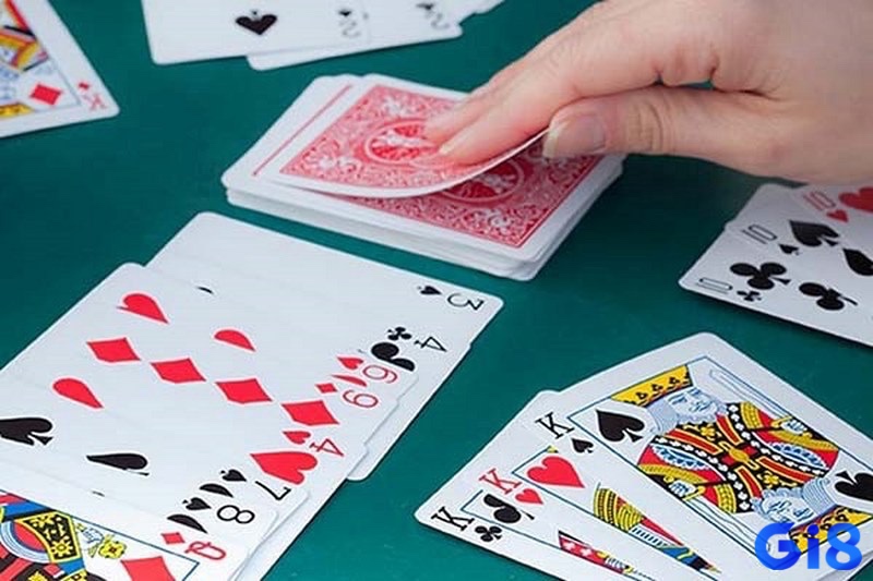 Mỗi quyết định ăn hay bốc bài đều ảnh hưởng trực tiếp đến cơ hội thắng của người chơi.