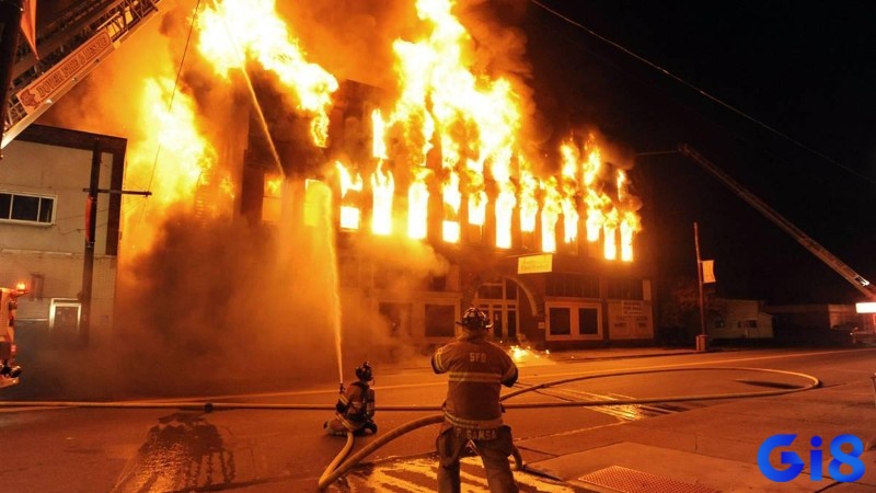 Giấc mơ thấy dập tắt lửa cháy nhà thể hiện cho những khả năng kiểm soát cuộc sống của bạn