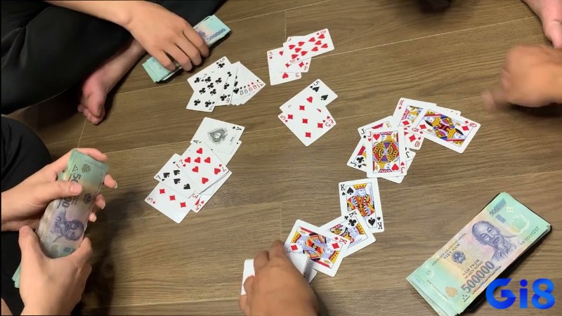 Ép bài là cách đánh phỏm luôn thắng quan trọng nhằm chặn người sau ăn lá bài của mình