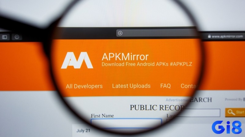 Giao diện APKMirror với danh sách tệp APK và thông tin phiên bản chi tiết